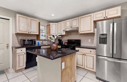 Heritage House | Fun 4-bedroom house with WiFi & AC in San Antonio by Seaworld/AFB