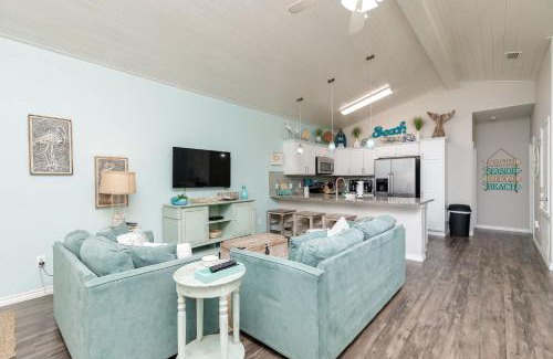 Port Aransas House | Fun 4 Bedroom - Resort Pool Sleeps 12