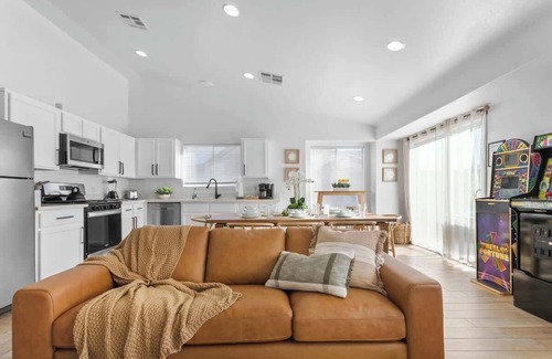 North Las Vegas House | Fun 6-Bedroom Getaway with Pool,Pool Table & more!
