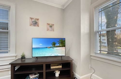 Des Moines Apartment | Fun & Charming 1BR Apt near Drake