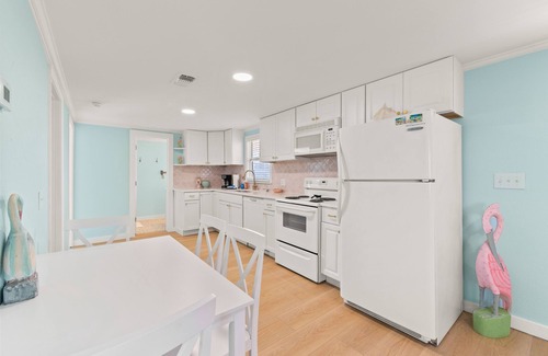 Gulf Shores Cottage | Fun cottage in a fantastic Gulf Shores location! Close to the beach!