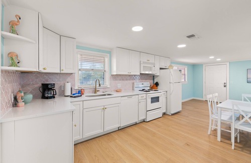 Gulf Shores Cottage | Fun cottage in a fantastic Gulf Shores location! Close to the beach!