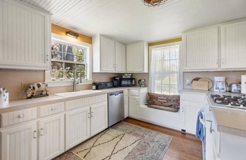 Warrenton House | Fun, eclectic Round Top home w/POOL! 5 min to town