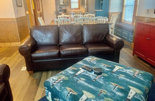 Branson Cottage | Fun Family Resort. Huge 4BDR Modern Cottage sleeps 12