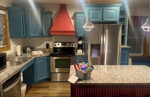 Branson Cottage | Fun Family Resort. Huge 4BDR Modern Cottage sleeps 12