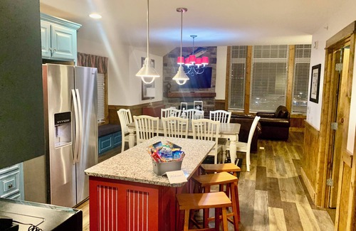 Branson Cottage | Fun Family Resort. Huge 4BDR Modern Cottage sleeps 12