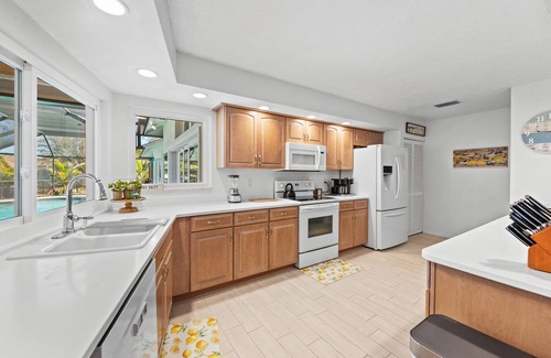 Palma Sola House | Fun-Filled Retreat: Pool, PS5 and Near Anna Maria Island