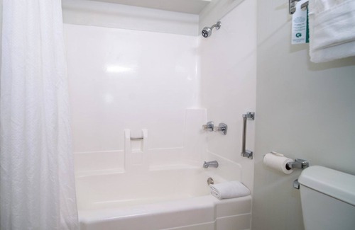 Kahului Hotel | Fun for the Whole Family! 3 Poolside Units, Minutes to Iao Valley State Park!