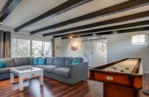 Jefferson House | Fun, Games, Music & Grilling Near Downtown & Woodlawn Lake!