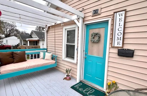 Des Moines House | Fun, group friendly house close to fair! Sleeps 8