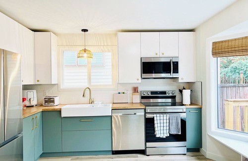 Southwest Edmonton House | Fun Group Stay * A/C * 5Mins to WEM * King Bed * Sleep16 * Crib*