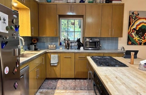 Bouldin House | Fun House in SOCO - Austin Original - Pet Friendly, Huge Primary Bed/Bath!