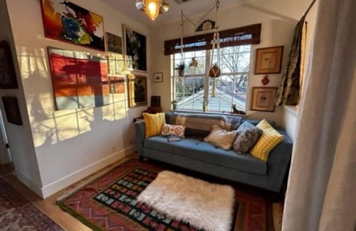 Bouldin House | Fun House in SOCO - Austin Original - Pet Friendly, Huge Primary Bed/Bath!