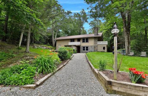 Killington House | Fun In Fun Out Ski Home - Main Floor, Renovated 3BR-2BA, Hot Tub, Close to Resort