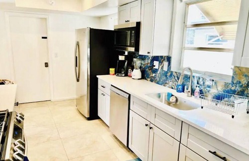 Driftwood House | Fun Kids Family Stay - FLL Cruise Guests & Airport! AirHockey-Arcade-Pool-Toys