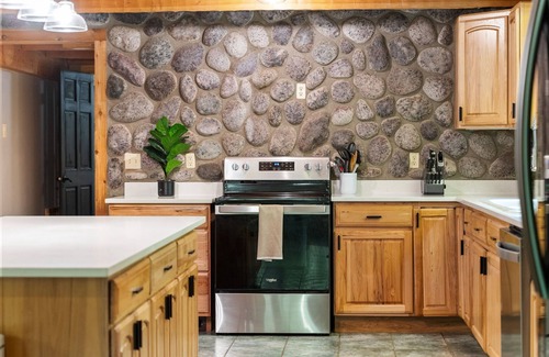 Laurelville Cabin | Fun Luxury Lodge Sleeping 25: Hot Tub, 16 Acres
