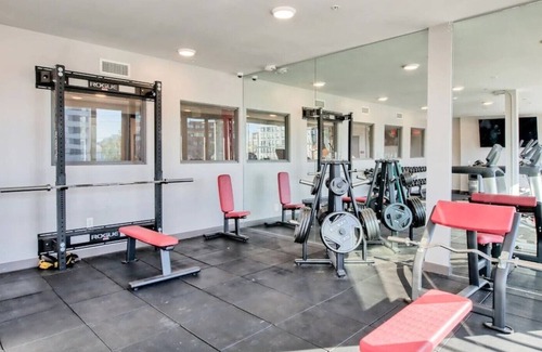 University District House | 🔶Fun Micro-Unit w/ Garage Parking Near High St. | Jacuzzi, Fitness Gym, WiFi, +