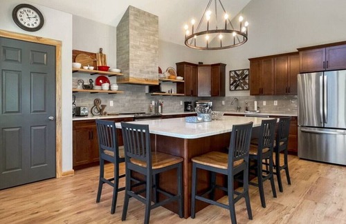 Cascade Cabin | Fun Modern Cabin Near Clear Creek Station