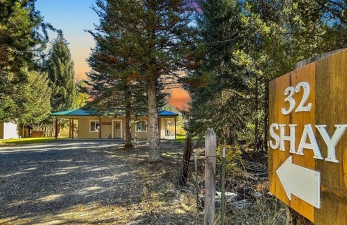 Cascade Cabin | Fun Modern Cabin Near Clear Creek Station