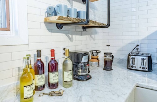 Trent Lakes Cottage | Fun, Relaxing Cottage w Hot Tub, Sauna & Fast Wifi