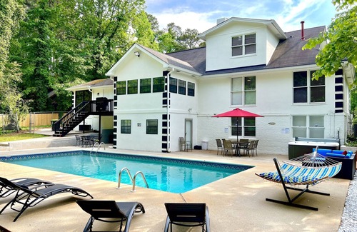 Fairburn House | Fun Spacious 3-level vacation home with Foosball,Sauna,BBQ,HotTub &SUMMER:Pool