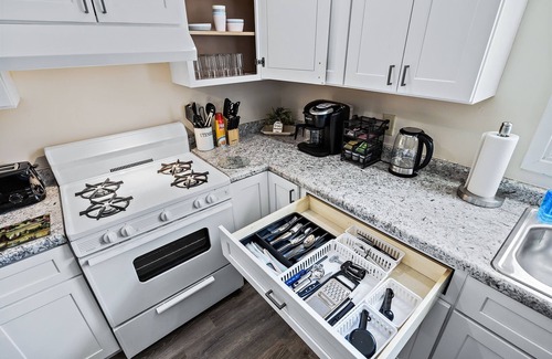 Boulder Hill House | Fun, Spacious, NO STAIRS, Garage, WIFI, Sleeps 8max – Ideal for Families & Crews