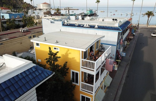 Avalon Villa | Fun Vibe in town over 600 5 STAR reviews two balcony’s SUP KAYAKS CHAIRS CLEAN