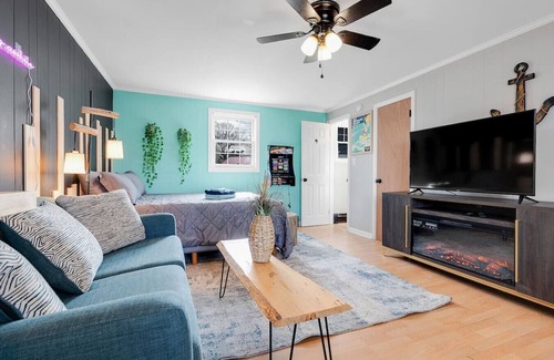 Old Orchard Beach Apartment | Fun Vibes Motel Suite - Trendy Beach Haven