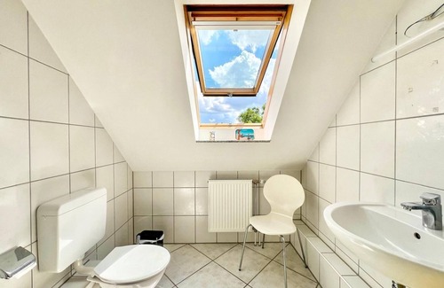 Dreikonigenviertel Bed & Breakfast | Functionally furnished room