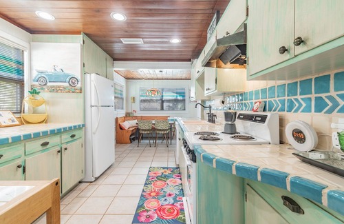 Sunset Beach House | Funky Beach Shack at Sunset Beach! One block to beach, live music and SUNSETS!