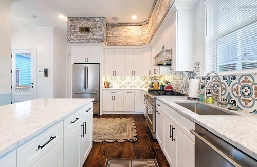 East Riverside House | Funky Colorful House w Heated Pool 4br|3ba