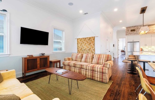 East Riverside House | Funky Colorful House w Heated Pool 4br|3ba