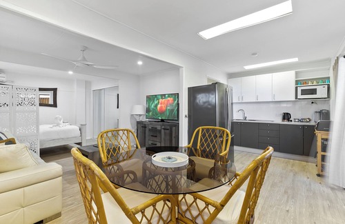 Bongaree Apartment | Funky Lil Shack - by the jetty