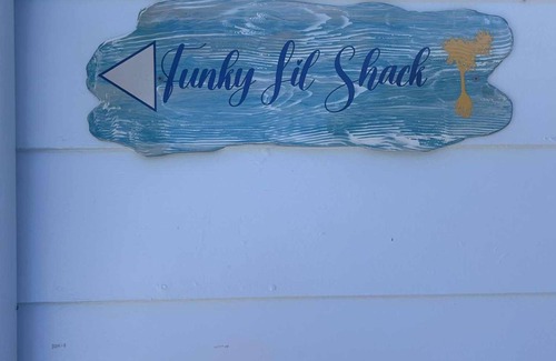 Bongaree Apartment | Funky Lil Shack - by the jetty