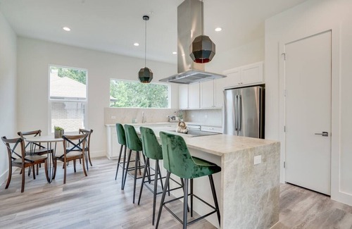 Oak Lawn House | Funky | Whimsical |Steps from Highland Park