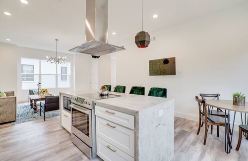 Oak Lawn House | Funky | Whimsical |Steps from Highland Park