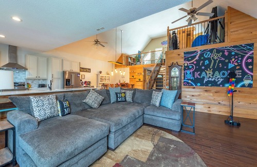 Weaverville House | Funtastic Retreat! PS5, View, Goats, Hot Tub, Karaoke!
