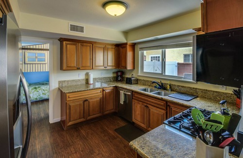 Hermosa Village House | Funtierland + Small World + Close to Disneyland + Waterslide Pool