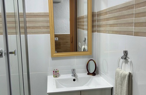 Collblanc y La Torrassa Apartment | Furnished and equipped studio for rent with expenses included, ideal for one person,