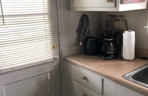 Lynn Cottage | Furnished,1bed 1bath cozy cottage full kitchen and laundry Monthly rentals avail