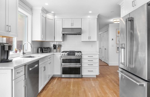 Stamford House | Furnished 4BR Home w/Yard – Springdale Stamford