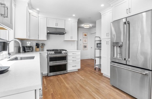 Stamford House | Furnished 4BR Home w/Yard – Springdale Stamford