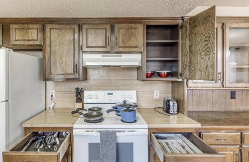 Oklahoma City House | Furnished 4BR OKC Home w/Garage, Yard & Wi-Fi – 30+ Day Corporate Stay