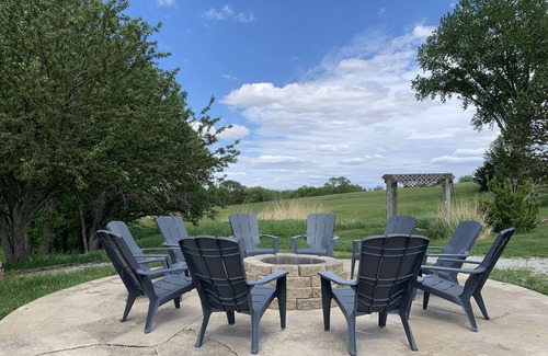 Ashland House | Furnished Acreage by Mahoney - Sleeps 17! Fire Pit - Shuffleboard - Clean!
