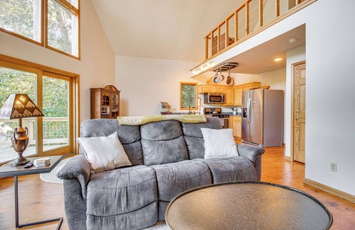 Flippin Cabin | Furnished Deck & On-Site Creek: Rae Valley Cabin