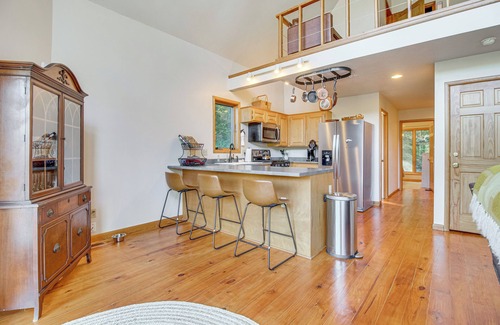 Flippin Cabin | Furnished Deck & On-Site Creek: Rae Valley Cabin