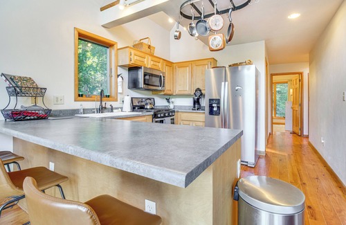 Flippin Cabin | Furnished Deck & On-Site Creek: Rae Valley Cabin