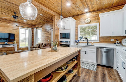 Schulenburg House | Furnished Deck + Views: Rural Schulenburg Retreat