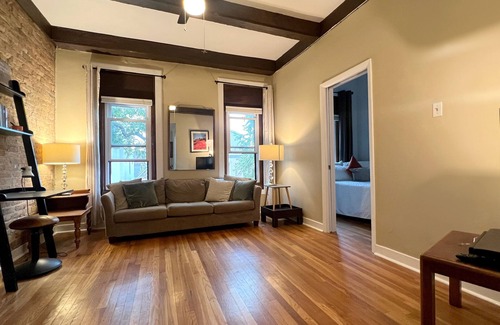 Sheffield and DePaul Apartment | Furnished Holiday 2/1 Lincoln Park Chicago - Red Line/Fullerton L 1 Block