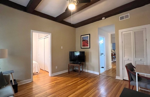 Sheffield and DePaul Apartment | Furnished Holiday 2/1 Lincoln Park Chicago - Red Line/Fullerton L 1 Block